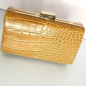 Bijoux‎ Terner tan vegan croc hardshell clutch w gold hardware and clip clasp